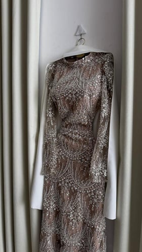 فستان سهرة بيج مطرز كريستال فاخر
