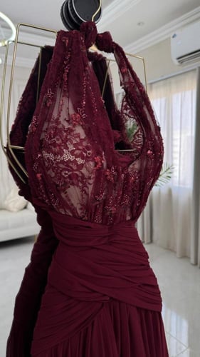 فستان خمري دانتيل فاخر بقصّة ملكية