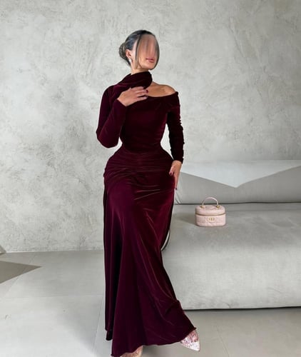 فستان جوخ عنابي بتصميم فخم وأسلوب راقٍ