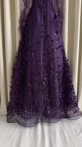 فستان سهرة بنفسجي مطرز بترتر وزهور بارزة