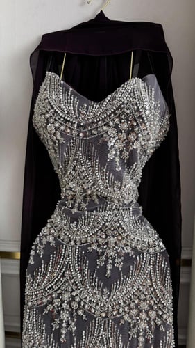 فستان سهرة أسود مطرز فضي بفصوص لامعة