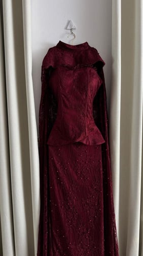 فستان سهرة عنابي دانتيل مطرز مع كاب أنيق