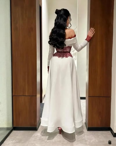 فستان أبيض بتفاصيل دانتيل عنابي