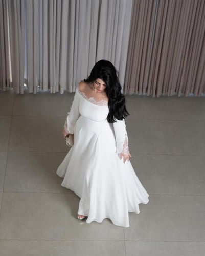 فستان أبيض أوف شولدر بلمسة أنثوية راقية