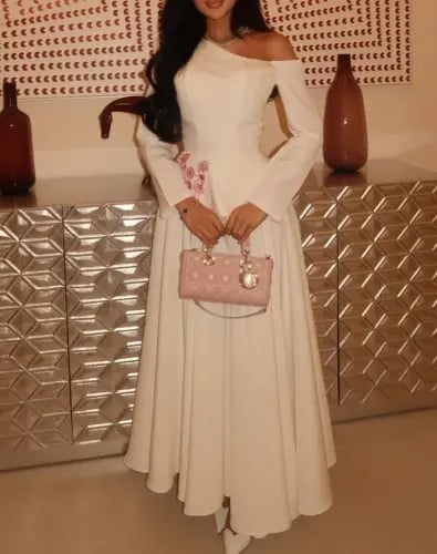 فستان سهرة أبيض بكتف مكشوف وتطريز جانبي