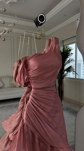 فستان سهرة وردي فاخر بطبقات منسدلة وتصميم كتف واحد