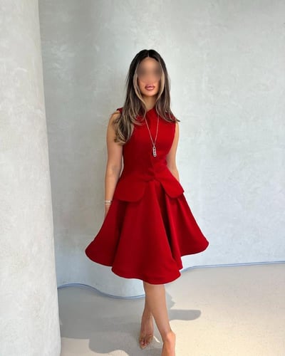 فستان "روبي" أحمر قصير بقصة بيبلم وخصر منحوت