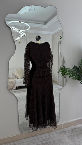 فستان بني من الدانتيل الفاخر بقصة حورية البحر