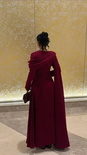 فستان سهرة خمري داكن بقصة راقية فاخرة