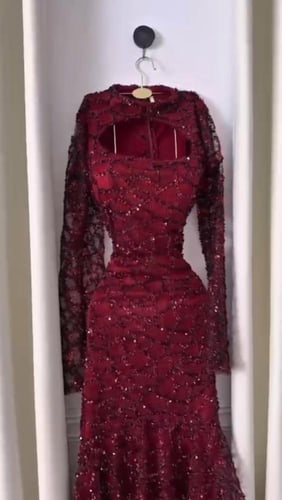 فستان سهرة عنابي مطرز بأكمام طويلة فخمة