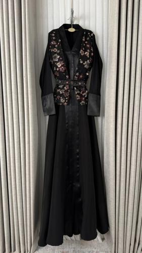 فستان أسود طويل بتطريز وردي فاخر وياقة ساتان