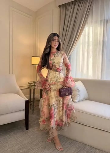 فستان "نرجس" ميدي بطبعات الورود وأكمام كلوش واسعة.