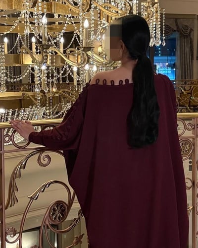 جلابية سهرة خمرية بكتف واحد فاخرة