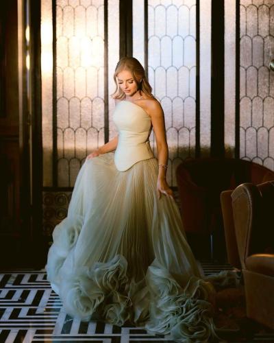 فستان سهرة أخضر فاتح بتصميم راقي وتفاصيل وردية فاخ...