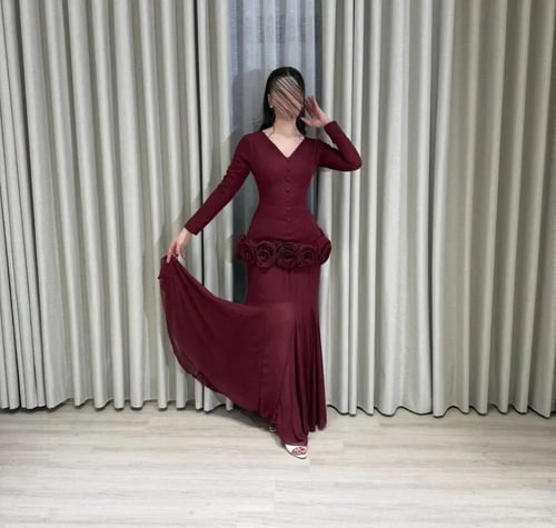 فستان خمري غامق بقصة أنثوية فاخرة