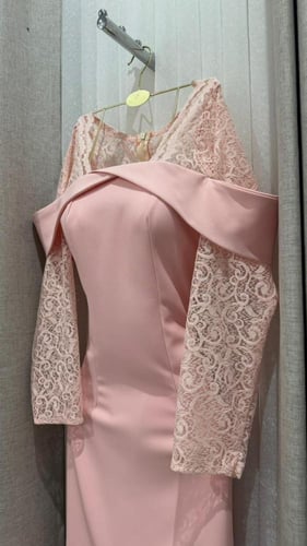 فستان "روز لافندر" ميدي بقصة حورية وأكمام