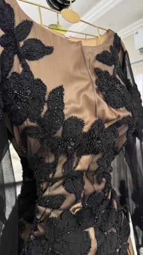 فستان سهرة أسود–ذهبي بتطريز فاخر