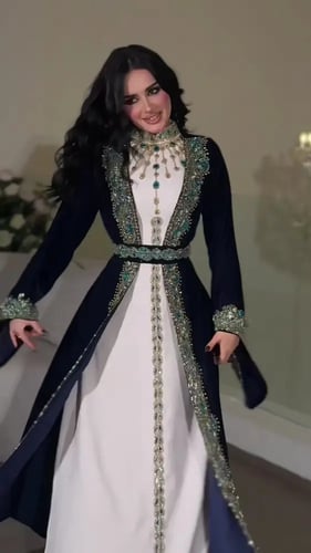 جلابية "سحر الليل" الكحلية بتطريز اللؤلؤ المضيء