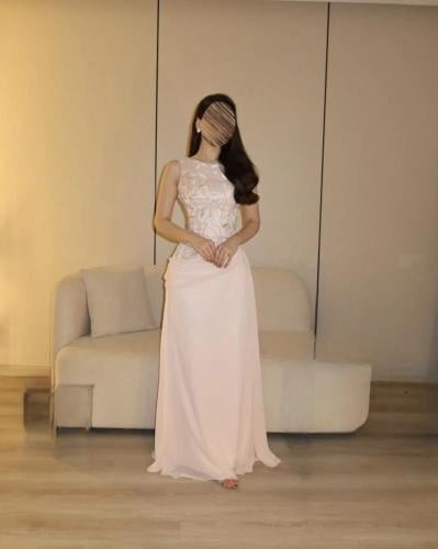 فستان سهرة وردي فاتح بتطريز ناعم راقٍ