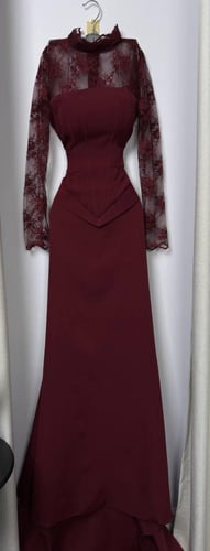 فستان سهرة عنابي دانتيل راقٍ بقصة ضيقة وذيل ممتد