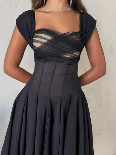 فستان سهرة أسود بتصميم أنيق وقصة جذابة