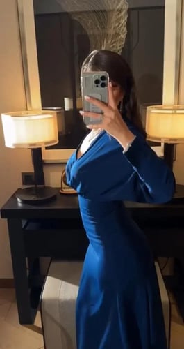 ستان سهرة ملكي يجسد الأناقة المخملية الراقية