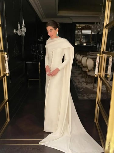 فستان أبيض ملكي بقصة ناعمة وتفاصيل راقية