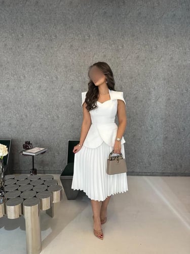 فستان "كاميليا" ميدي أبيض بقصة بليزر وتنورة بليسيه