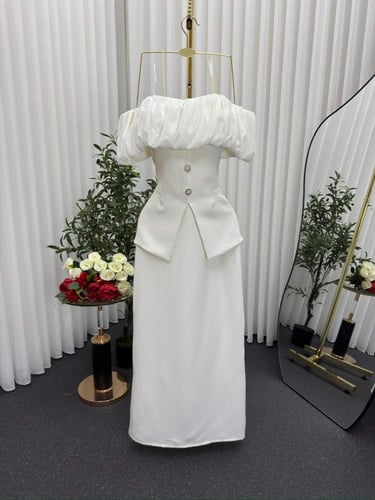 فستان أوف وايت أنيق بقصة عصرية راقية