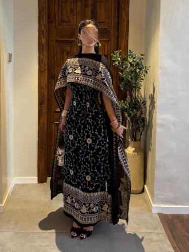 جلابية سوداء مطرزة بأسلوب شرقي فاخر