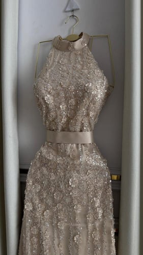 فستان سهرة شامبين مطرز بالزهور مع حزام وذيل فاخر