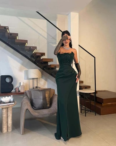 فستان سهرة أخضر داكن مطرز مع قفازات شبكية أنيقة