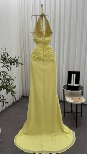 فستان سهرة أصفر فاتح بتصميم جريء