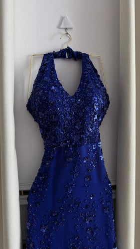 فستان سهرة أزرق ملكي مطرز بالفخامة