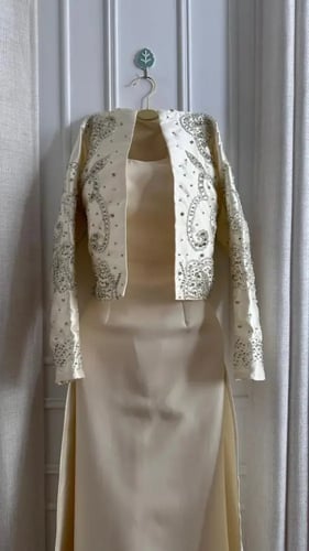 فستان أبيض بجاكيت مطرز لإطلالة عيد فاخرة
