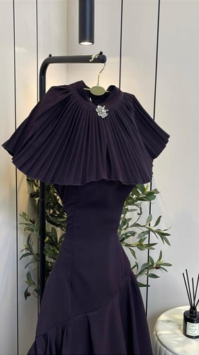 فستان “ليالي رويال” ميدي بقصة كاب أنيقة