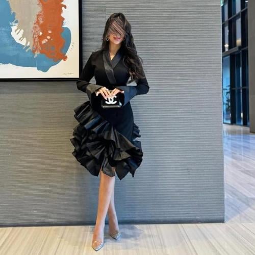 فستان أسود قصير بياقة ساتان وكشكشة جانبية فاخرة