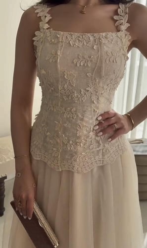 فستان "لورا" ميدي بتطريز دانتيل وتنورة تول