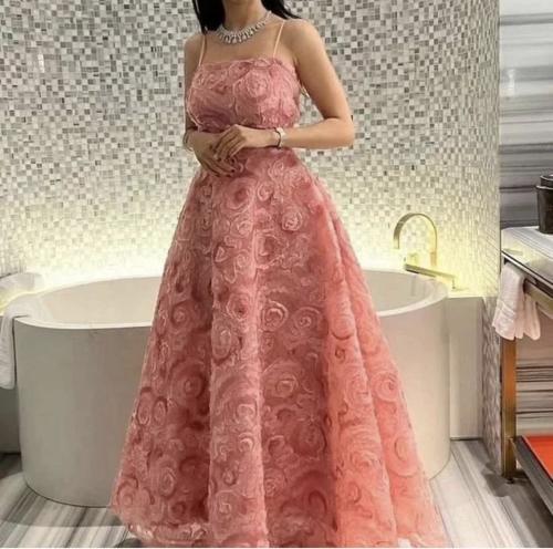 فستان سهرة وردي منفوش بنقشة ورود فاخرة