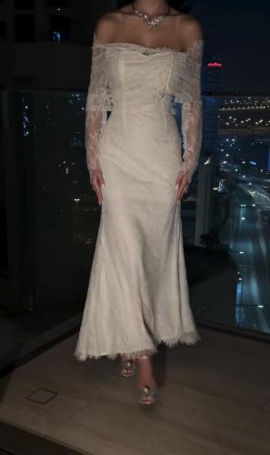 فستان سهرة دانتيل أوف شولدر أبيض بتصميم ملكي