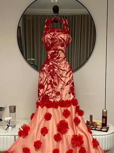 فستان سهرة أحمر مطرز بذيل ملكي وزهور بارزة