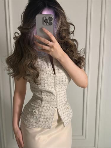 فستان بيج أنيق بقصة راقية وتفصيل عصري