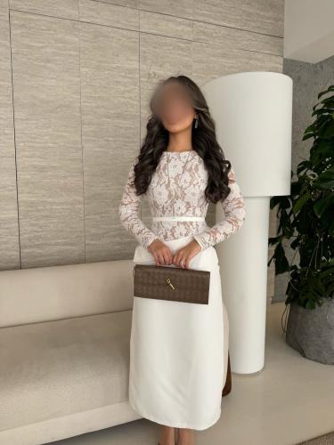 فستان "أيفوري" ميدي بدانتيل علوي وحزام رفيع