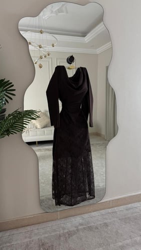 فستان سهرة بني يجسد رقيّ الدانتيل الفرنسي