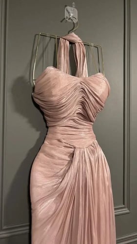 فستان سهرة ناعم بتصميم درابيه ولون موف فاتح