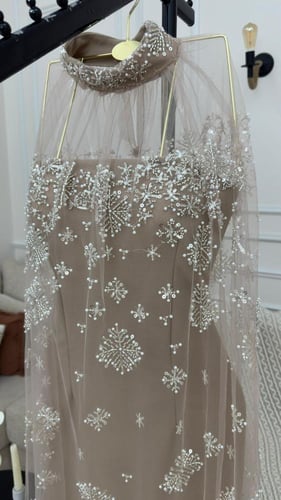 فستان السهرة الملكي بلمسة الكاب وتطريز النجوم