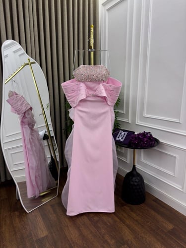 فستان سهرة وردي أنثوي بتطريز لامع