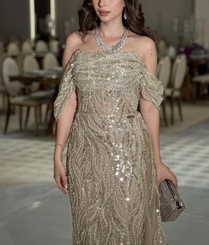 فستان سهرة مطرز بالكريستال والخرز الفضي