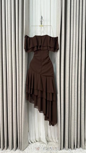 فستان أوف شولدر بني بطبقات انسيابية أنيقة