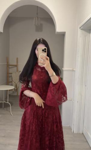 فستان "فيكتوريا" ميدي - دانتيل كلاسيكي مطرز بلون ع...